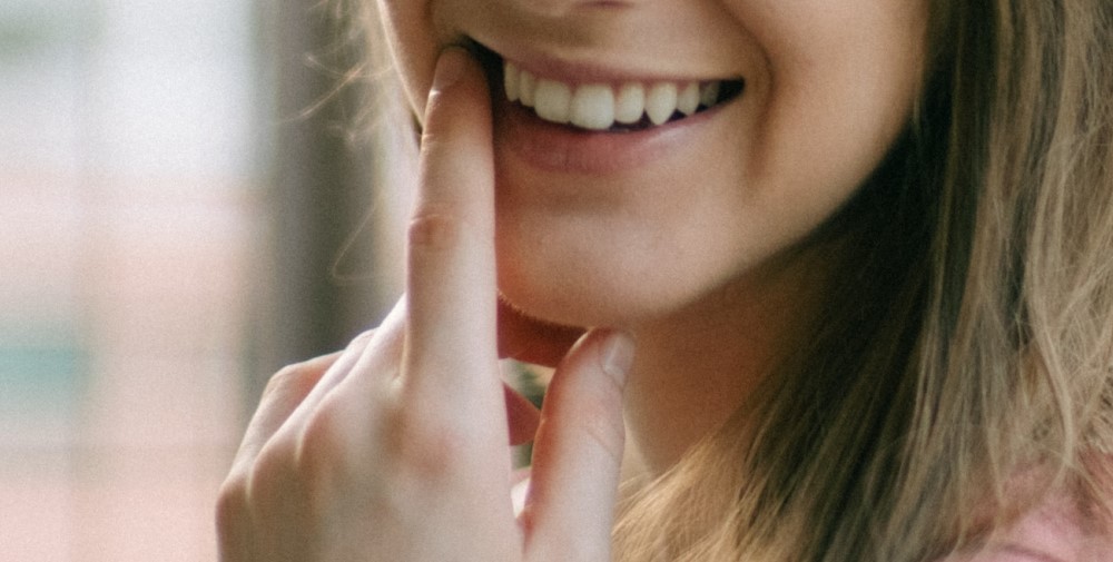 歯が白い笑顔の女性