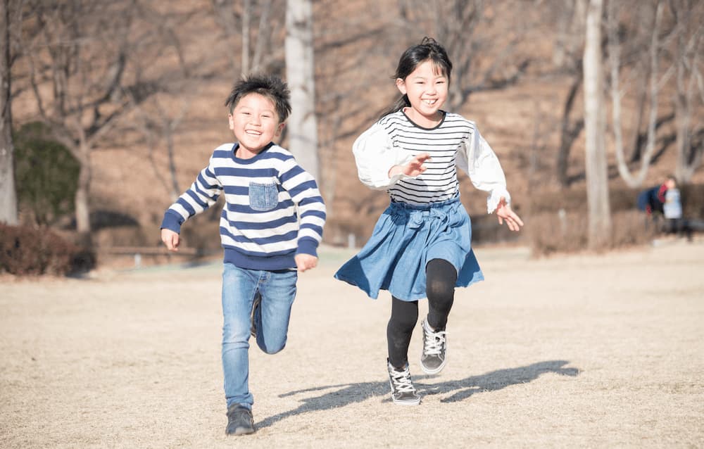 走る子供たち