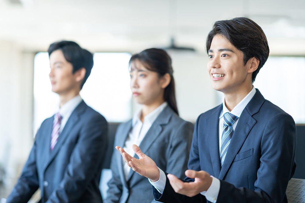 面接をする男性