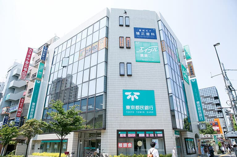 改札を出てすぐ横、東京都民銀行のビルになります。