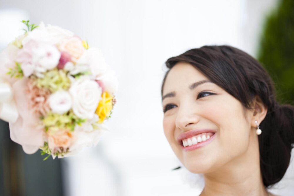 笑顔の女性と花束